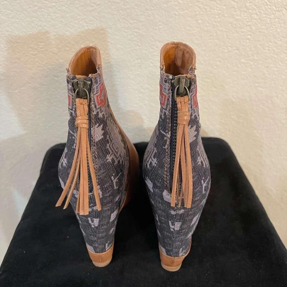 Ella Moss Janelle leather booties size 8M Aztec design